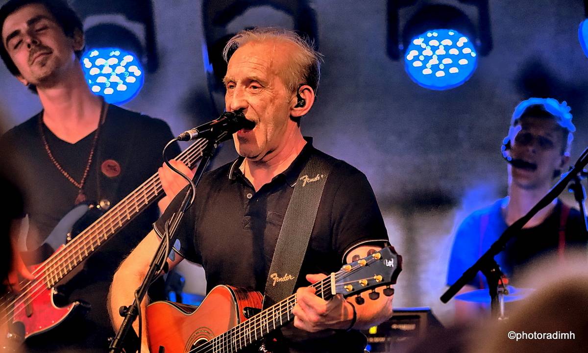 Čechomor zahrál v akustické sestavě. V Olomouci kapelu neumlčel ani výpadek proudu