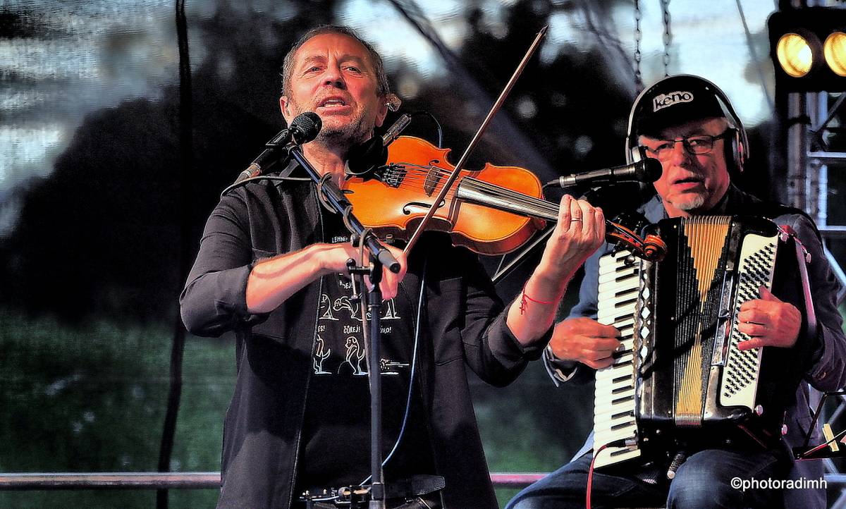 Čechomor zahrál v akustické sestavě. V Olomouci kapelu neumlčel ani výpadek proudu