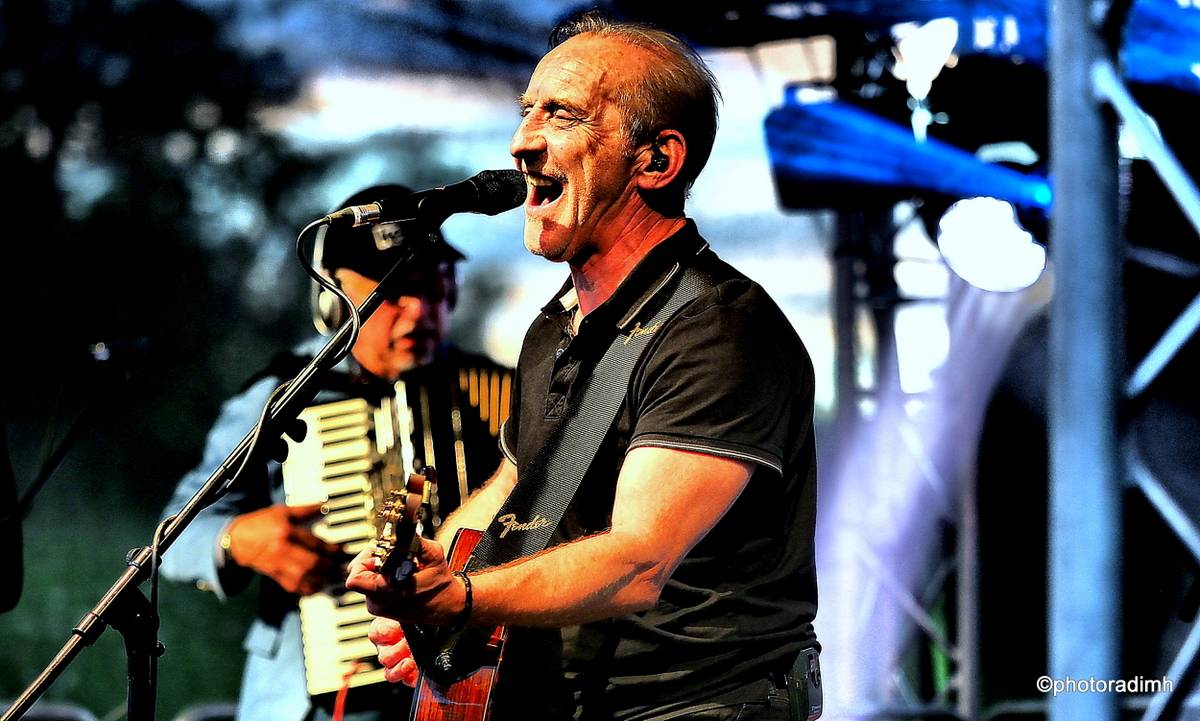 Čechomor zahrál v akustické sestavě. V Olomouci kapelu neumlčel ani výpadek proudu