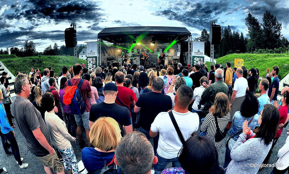 Čechomor zahrál v akustické sestavě. V Olomouci kapelu neumlčel ani výpadek proudu