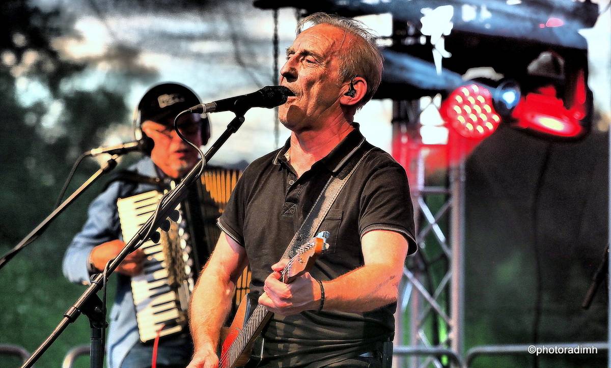 Čechomor zahrál v akustické sestavě. V Olomouci kapelu neumlčel ani výpadek proudu