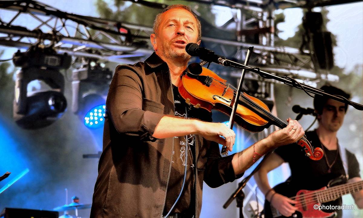 Čechomor zahrál v akustické sestavě. V Olomouci kapelu neumlčel ani výpadek proudu