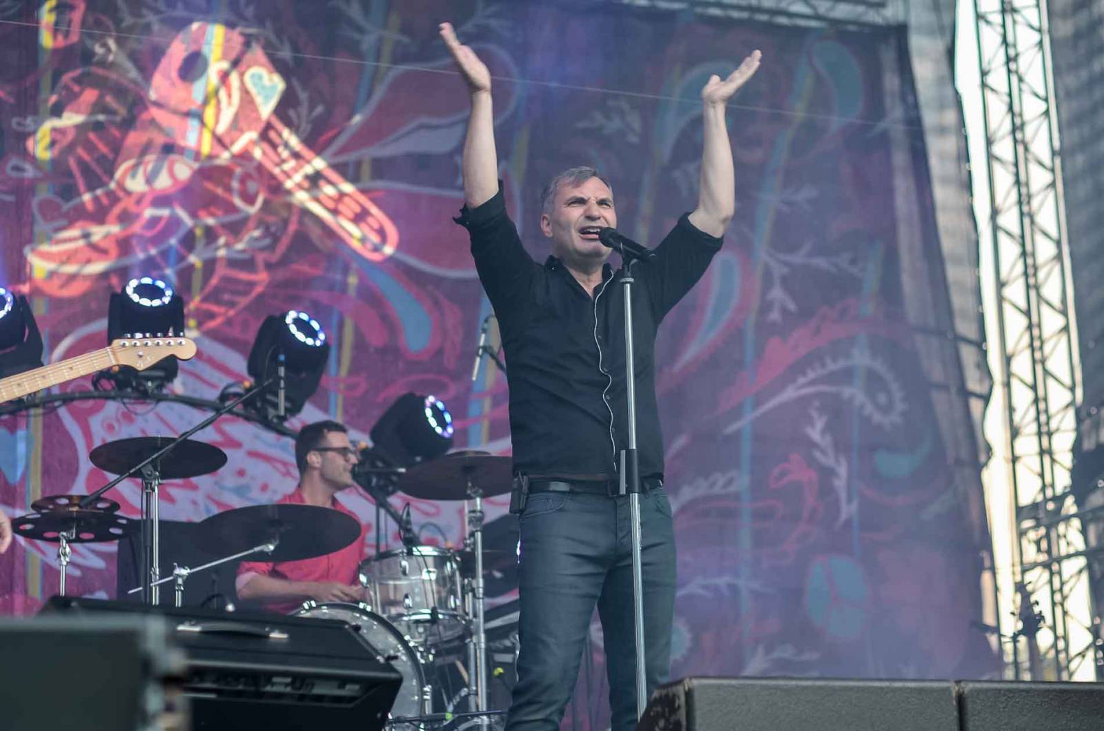 Mig 21 se potřetí proletěl nad pražskou Stromovkou. Jiří Macháček si s fanoušky užil mexickou vlnu