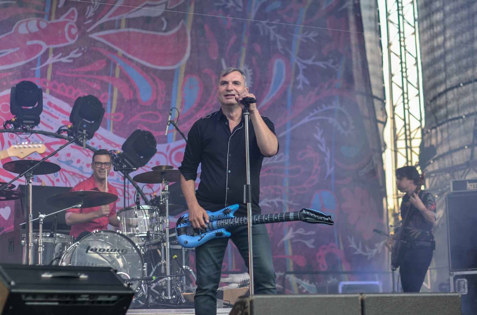 Mig 21 se potřetí proletěl nad pražskou Stromovkou. Jiří Macháček si s fanoušky užil mexickou vlnu