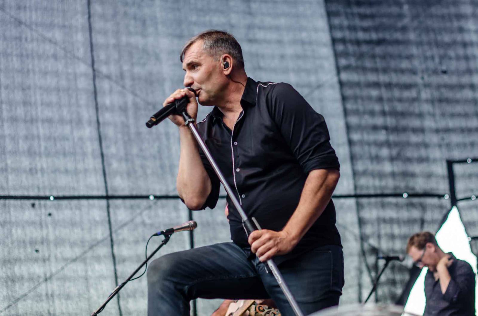 Mig 21 se potřetí proletěl nad pražskou Stromovkou. Jiří Macháček si s fanoušky užil mexickou vlnu