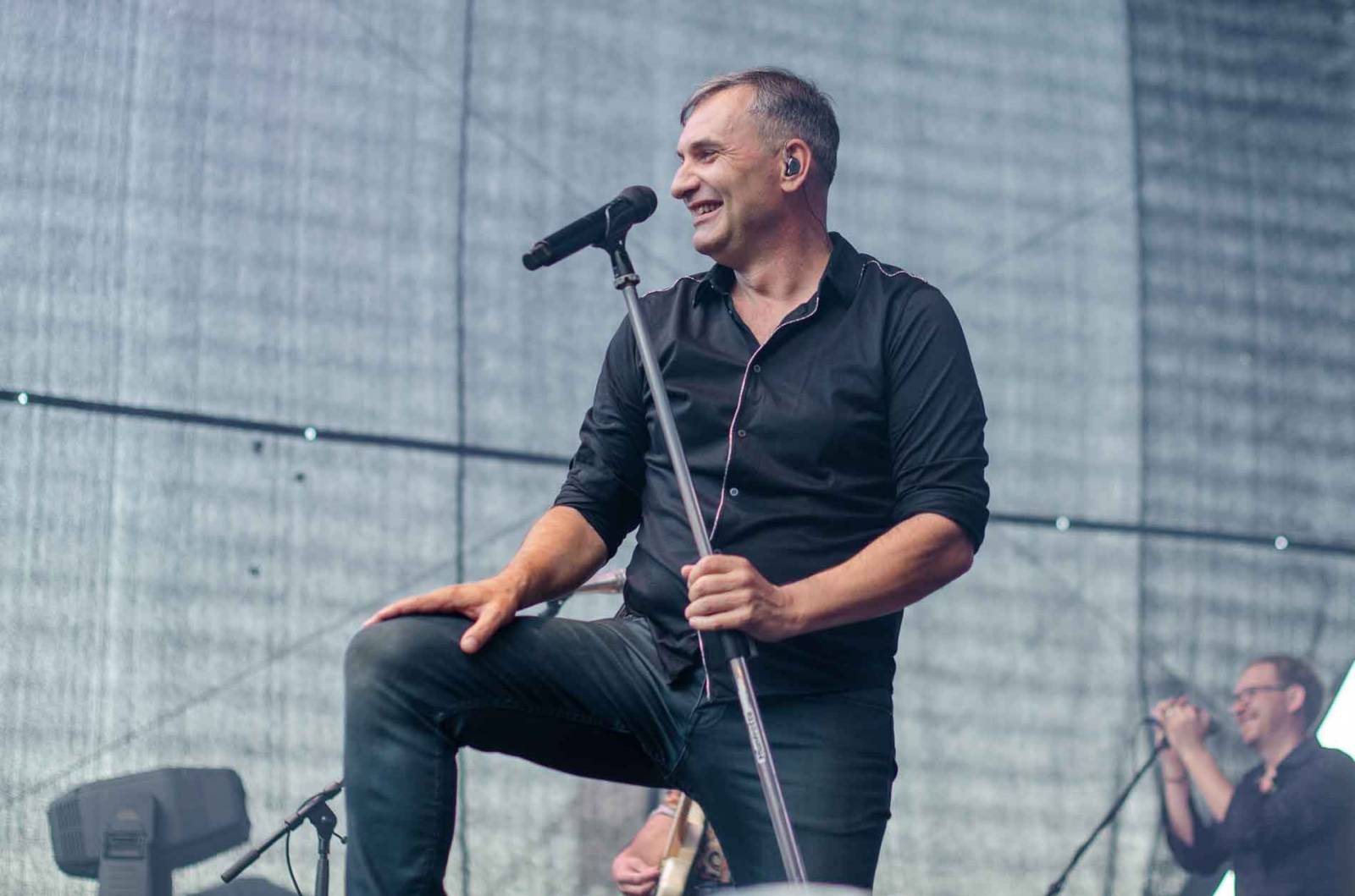 Mig 21 se potřetí proletěl nad pražskou Stromovkou. Jiří Macháček si s fanoušky užil mexickou vlnu