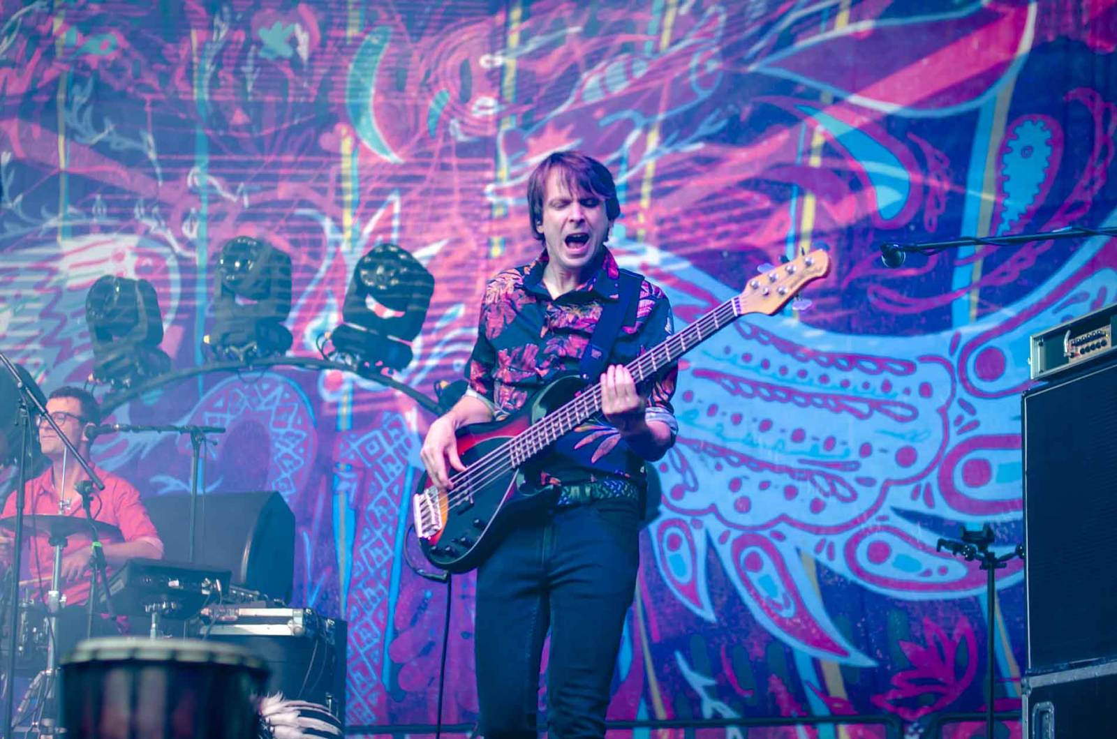 Mig 21 se potřetí proletěl nad pražskou Stromovkou. Jiří Macháček si s fanoušky užil mexickou vlnu