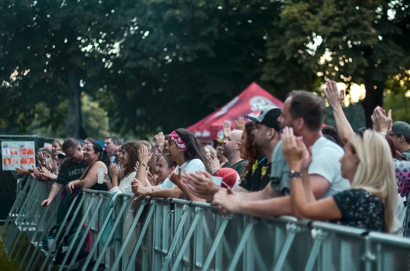 Mig 21 se potřetí proletěl nad pražskou Stromovkou. Jiří Macháček si s fanoušky užil mexickou vlnu