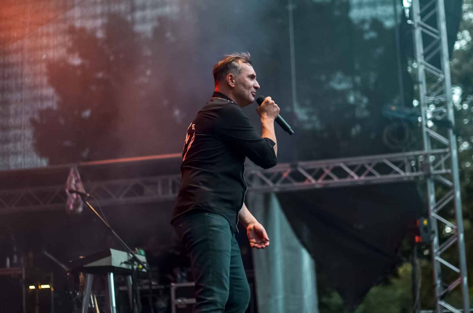 Mig 21 se potřetí proletěl nad pražskou Stromovkou. Jiří Macháček si s fanoušky užil mexickou vlnu