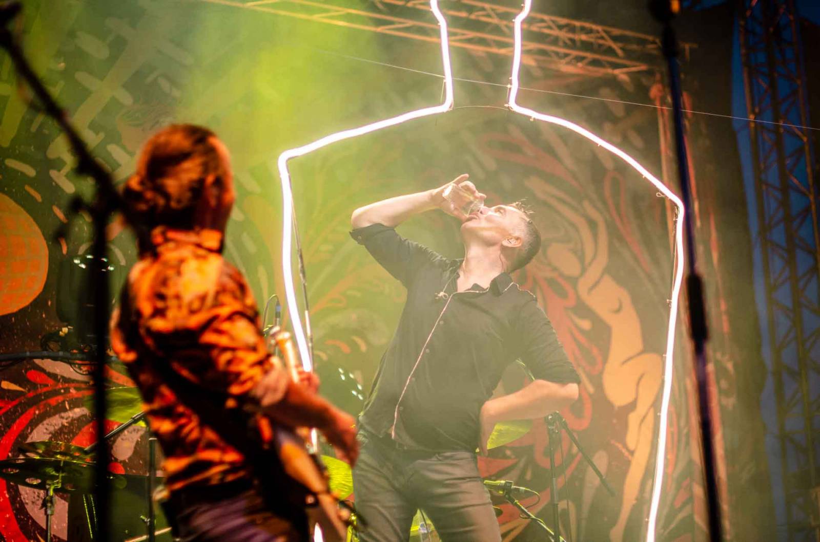 Mig 21 se potřetí proletěl nad pražskou Stromovkou. Jiří Macháček si s fanoušky užil mexickou vlnu