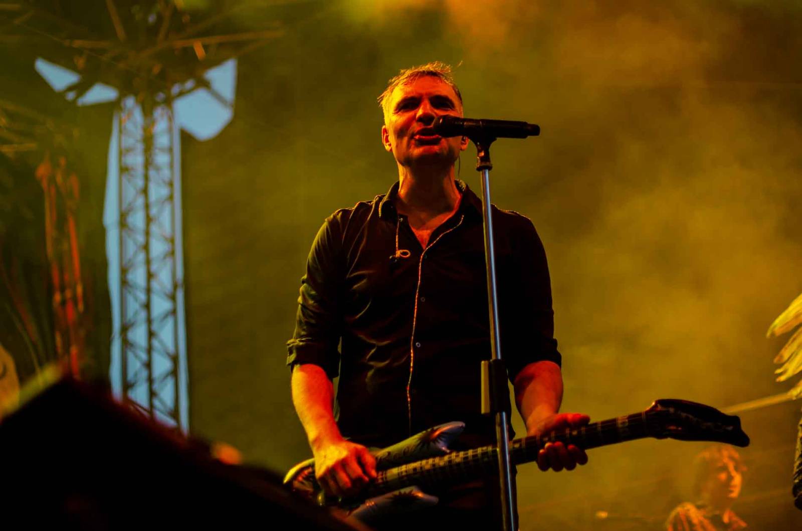 Mig 21 se potřetí proletěl nad pražskou Stromovkou. Jiří Macháček si s fanoušky užil mexickou vlnu