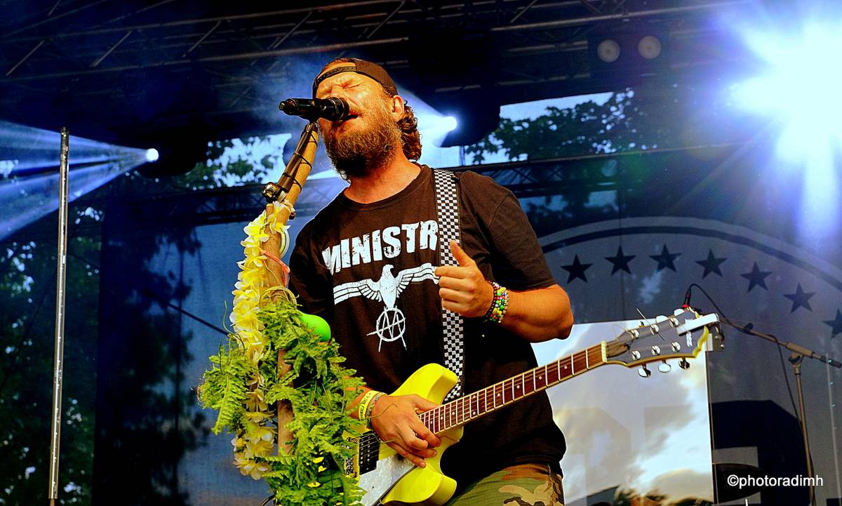 Před olomouckým S-klubem létal Čmelák Divokýho Billa