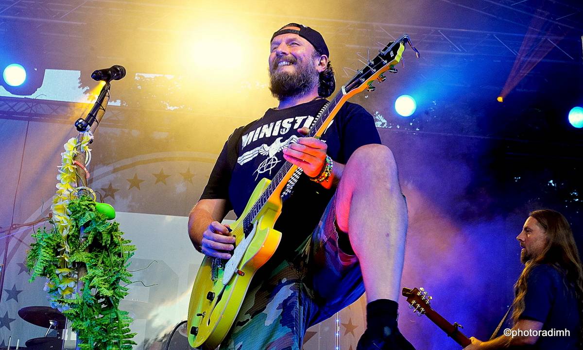 Před olomouckým S-klubem létal Čmelák Divokýho Billa