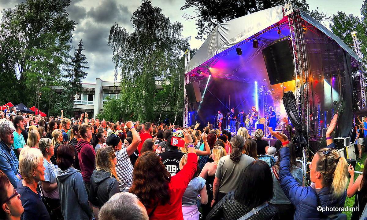 Před olomouckým S-klubem létal Čmelák Divokýho Billa