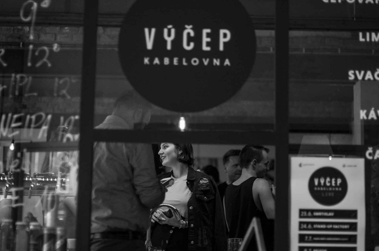 Pražská Kabelovna ožila Brixtnem. Při intimním koncertu zněl akustický indie-electro pop 