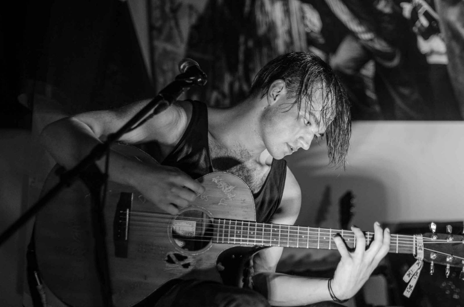 Pražská Kabelovna ožila Brixtnem. Při intimním koncertu zněl akustický indie-electro pop 