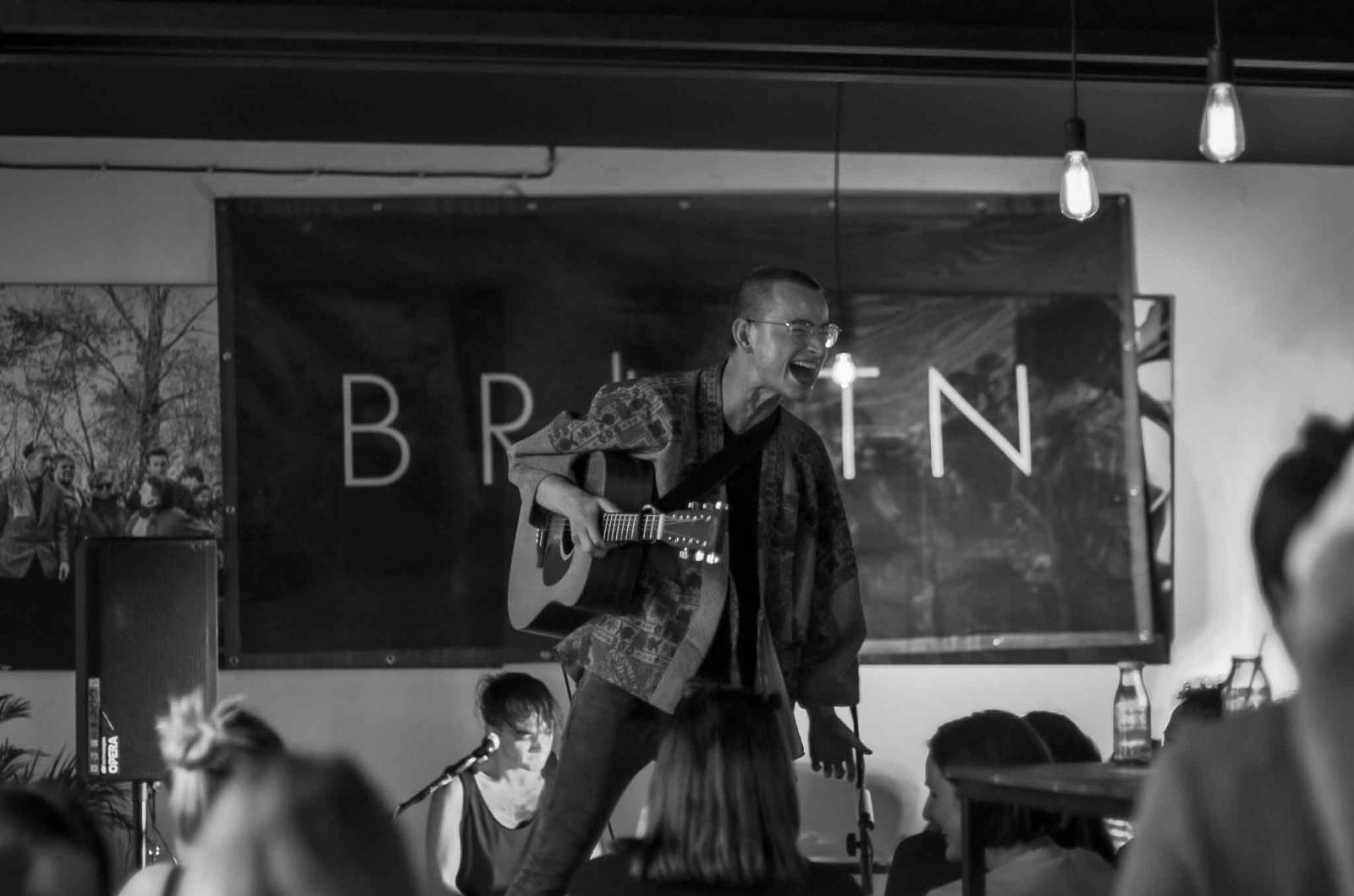 Pražská Kabelovna ožila Brixtnem. Při intimním koncertu zněl akustický indie-electro pop 