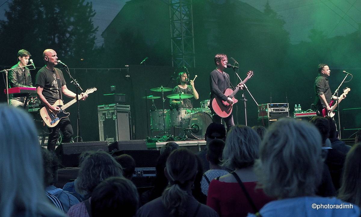 Chinaski zahráli v Hlinsku. Zastavili hromy a blesky