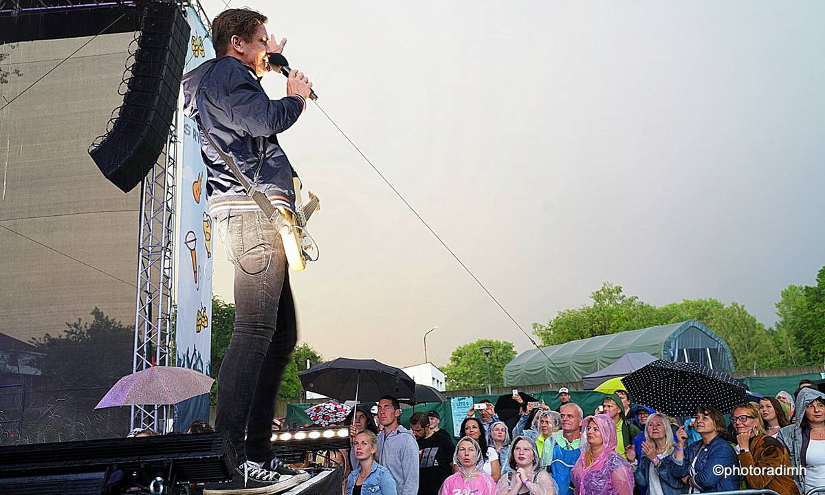 Chinaski zahráli v Hlinsku. Zastavili hromy a blesky