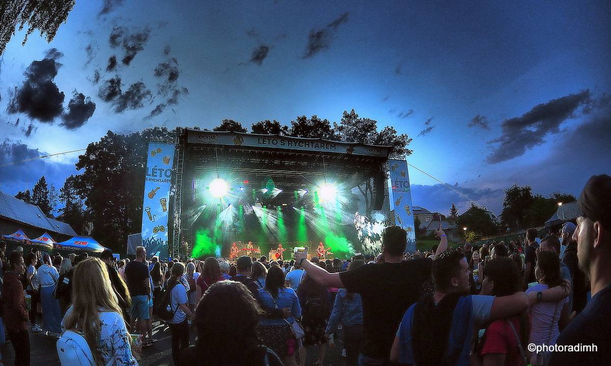 Chinaski zahráli v Hlinsku. Zastavili hromy a blesky