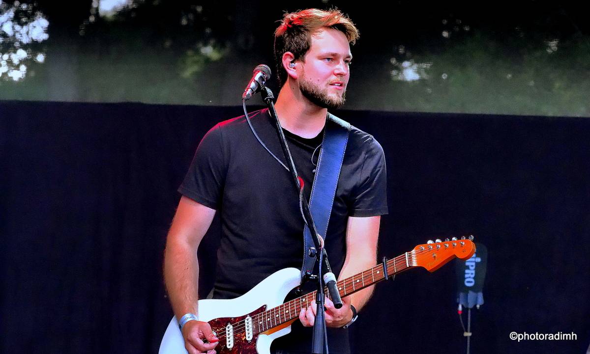 Chinaski zahráli v Hlinsku. Zastavili hromy a blesky