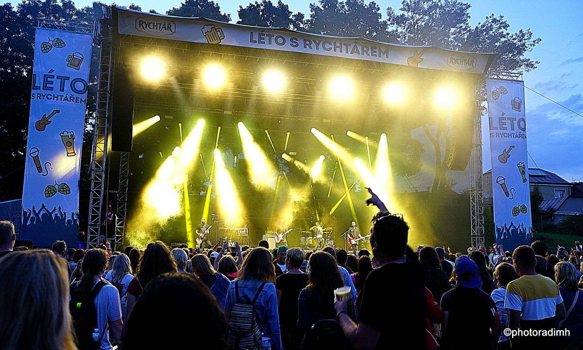 Chinaski zahráli v Hlinsku. Zastavili hromy a blesky