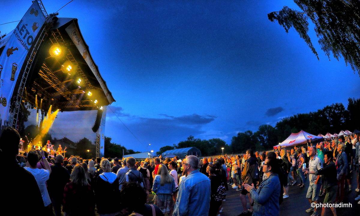 Chinaski zahráli v Hlinsku. Zastavili hromy a blesky