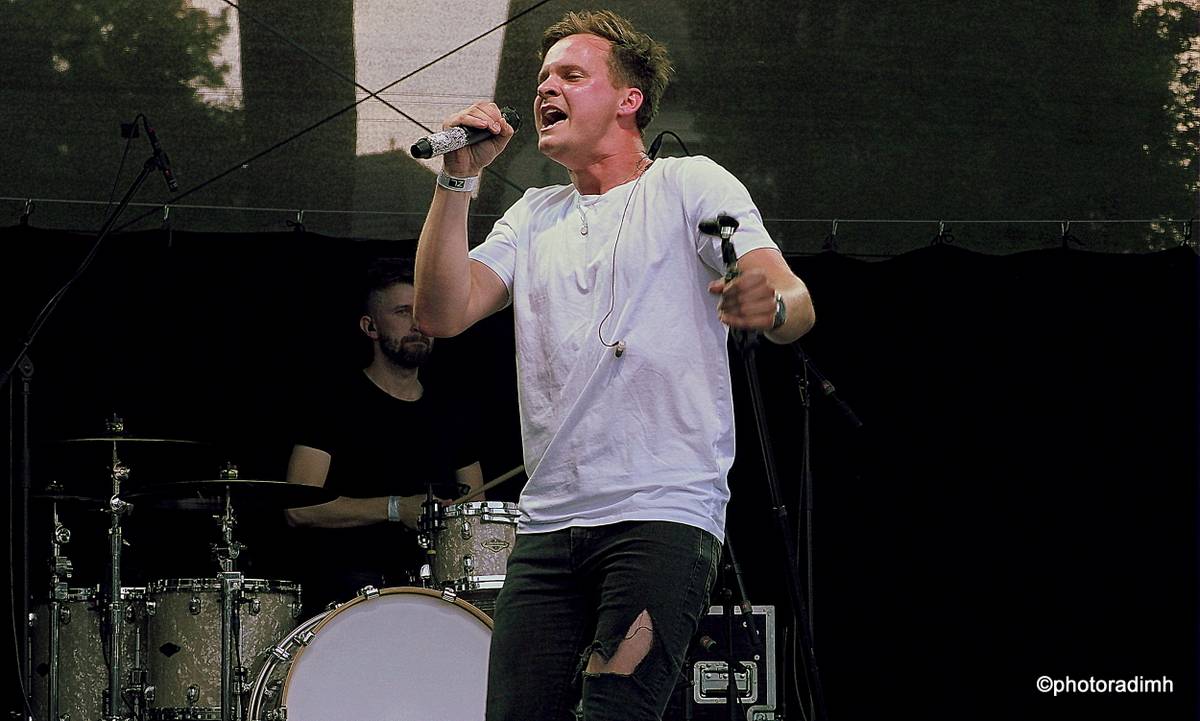 Chinaski zahráli v Hlinsku. Zastavili hromy a blesky