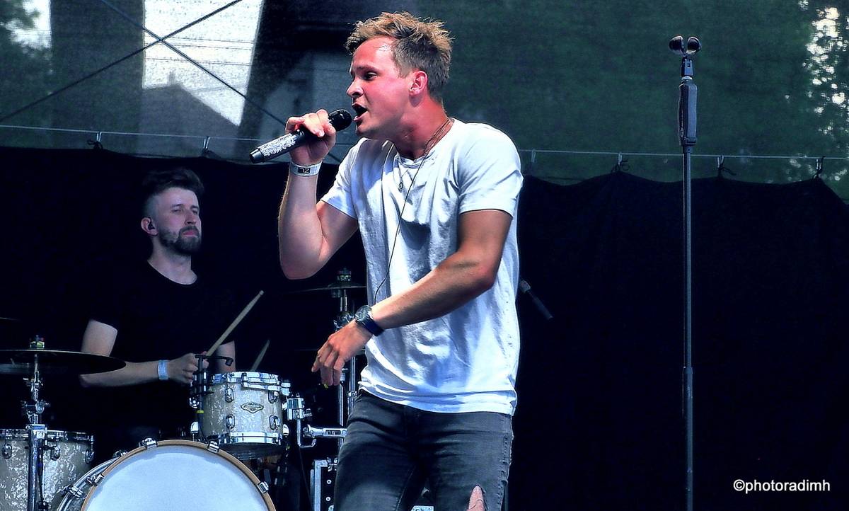 Chinaski zahráli v Hlinsku. Zastavili hromy a blesky