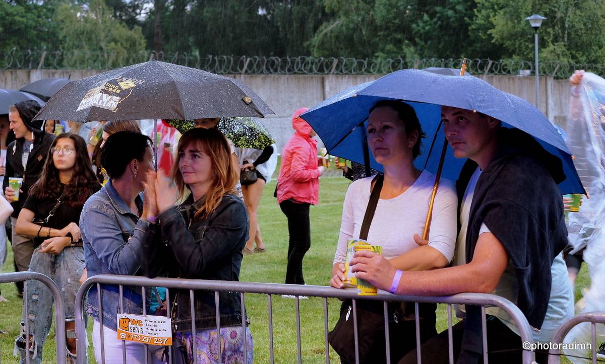 Chinaski zahráli v Hlinsku. Zastavili hromy a blesky