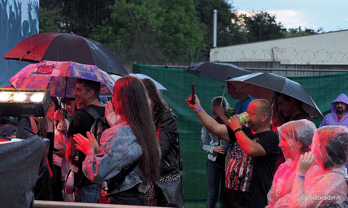 Chinaski zahráli v Hlinsku. Zastavili hromy a blesky
