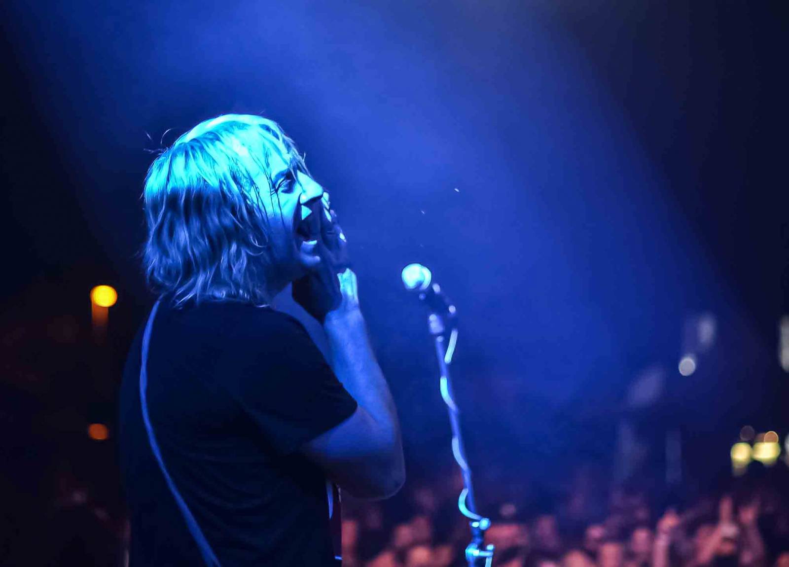 Vypsaná fiXa zahrála na Žižkově. Odvážlivci skákali z pódia