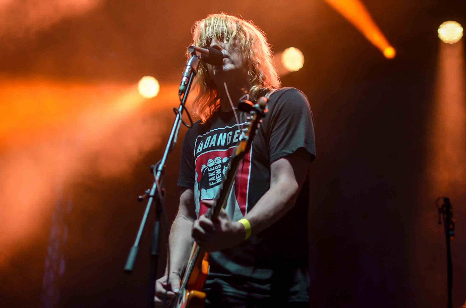 Vypsaná fiXa zahrála na Žižkově. Odvážlivci skákali z pódia