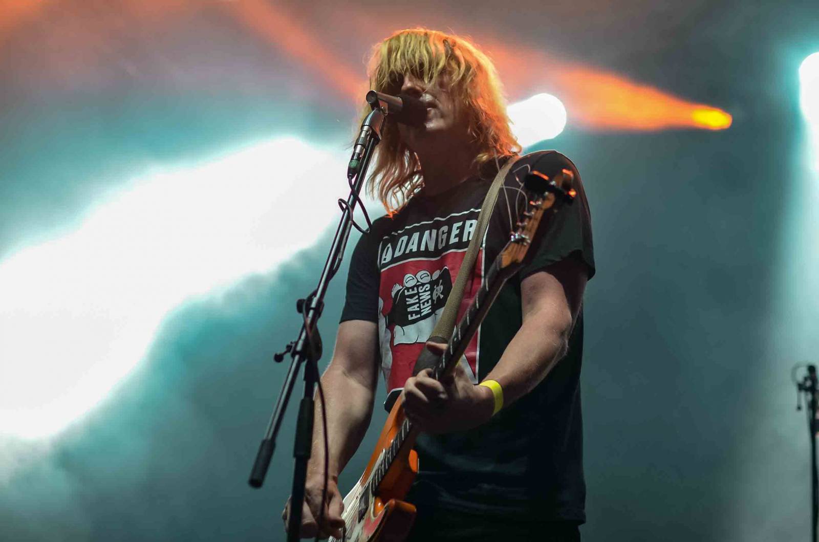 Vypsaná fiXa zahrála na Žižkově. Odvážlivci skákali z pódia