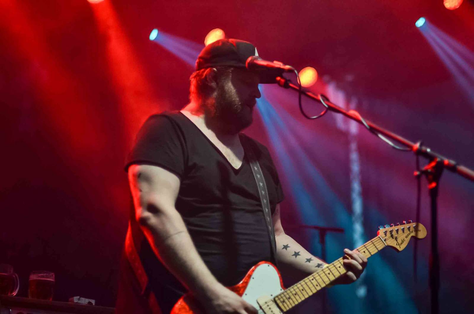 Vypsaná fiXa zahrála na Žižkově. Odvážlivci skákali z pódia