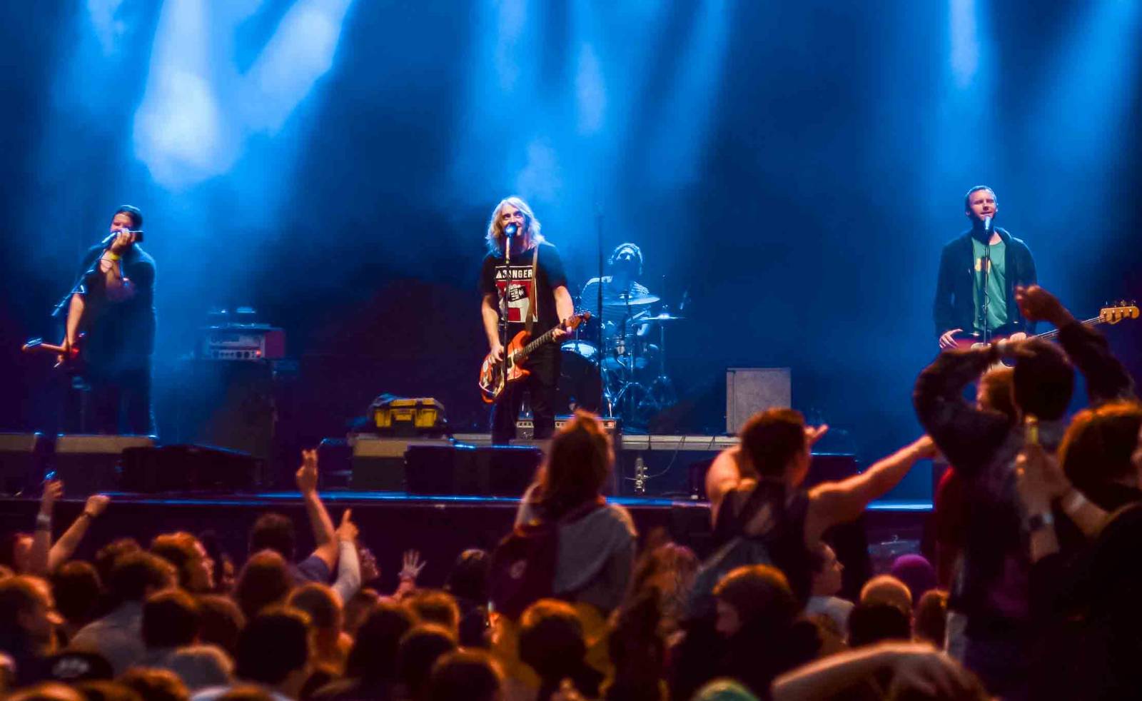 Vypsaná fiXa zahrála na Žižkově. Odvážlivci skákali z pódia