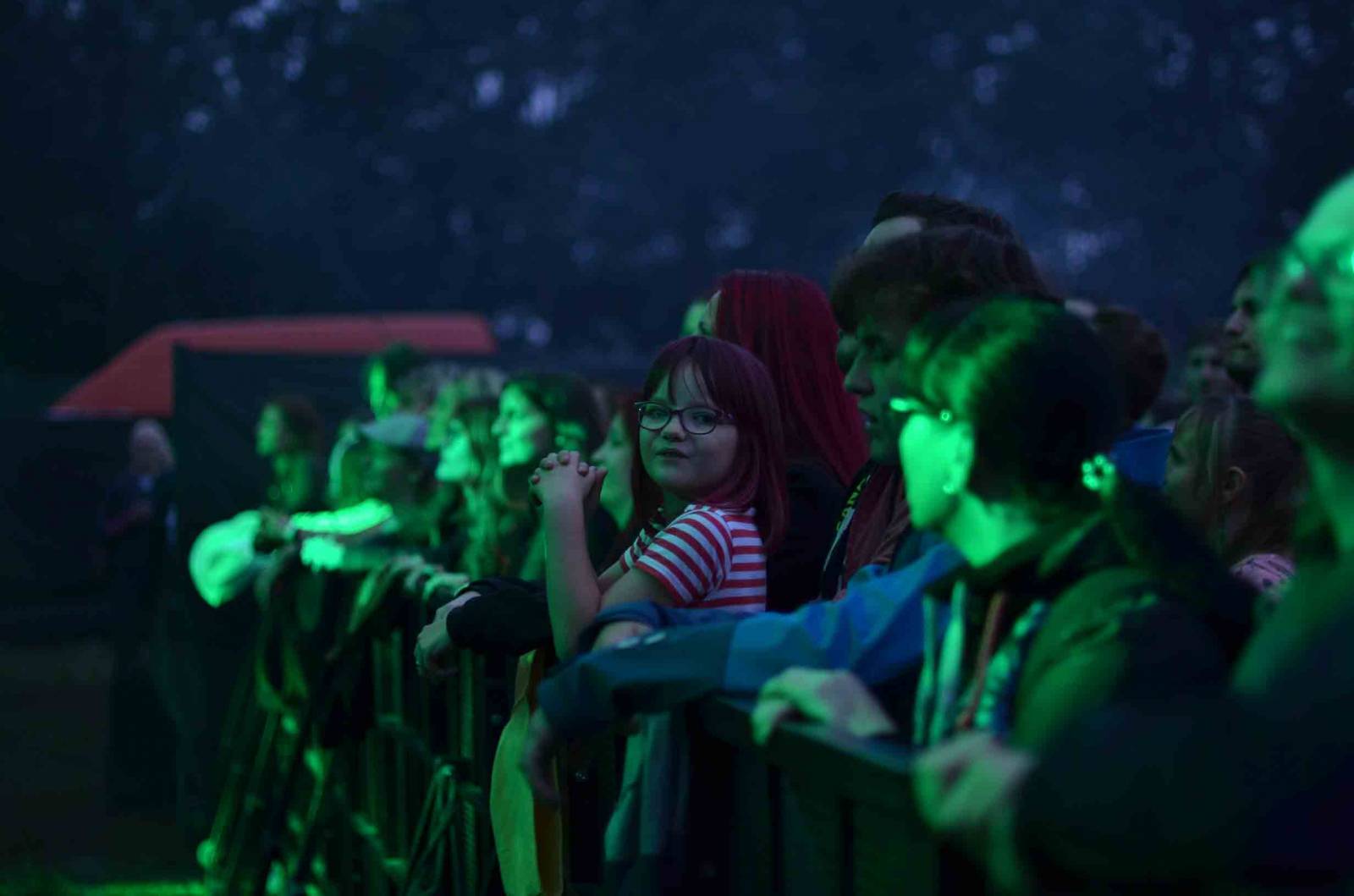 Vypsaná fiXa zahrála na Žižkově. Odvážlivci skákali z pódia