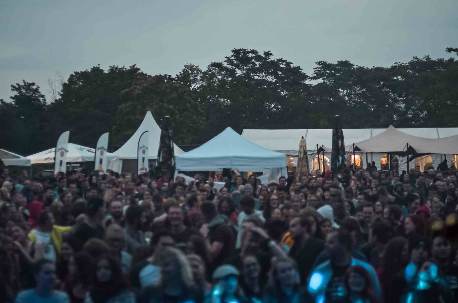 Vypsaná fiXa zahrála na Žižkově. Odvážlivci skákali z pódia