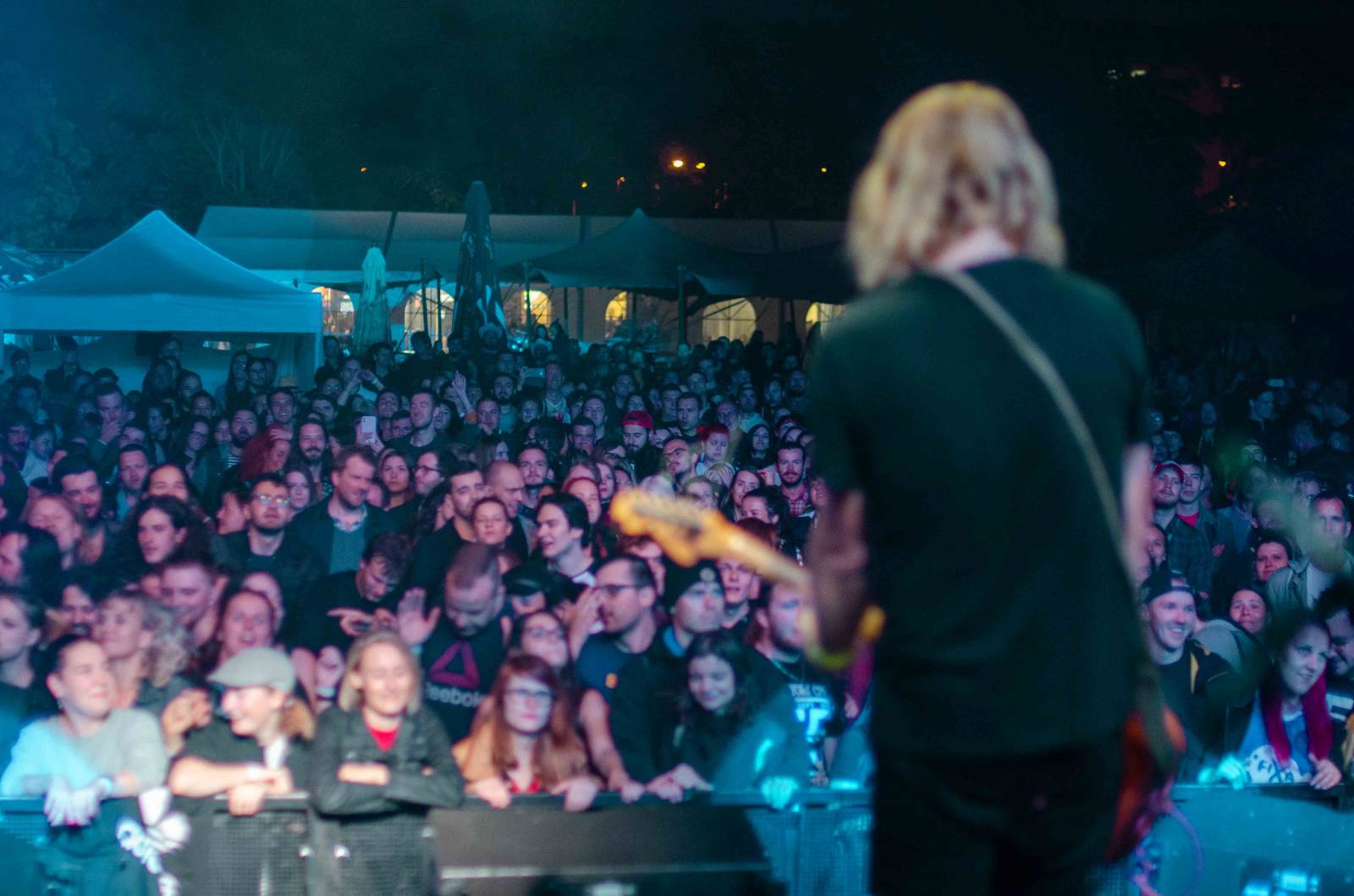 Vypsaná fiXa zahrála na Žižkově. Odvážlivci skákali z pódia