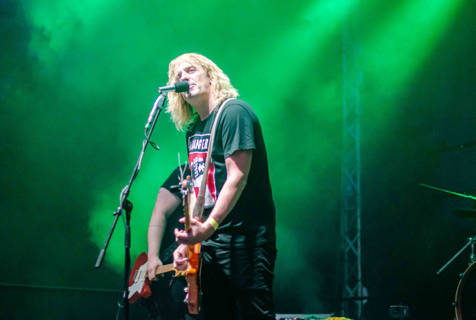 Vypsaná fiXa zahrála na Žižkově. Odvážlivci skákali z pódia