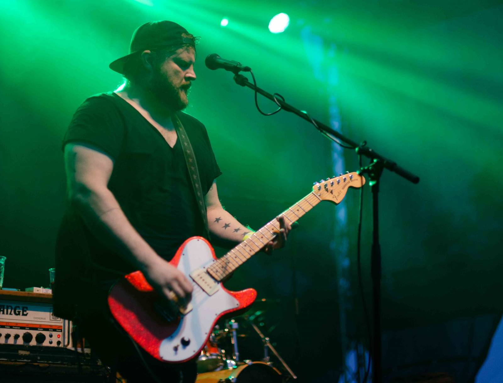 Vypsaná fiXa zahrála na Žižkově. Odvážlivci skákali z pódia