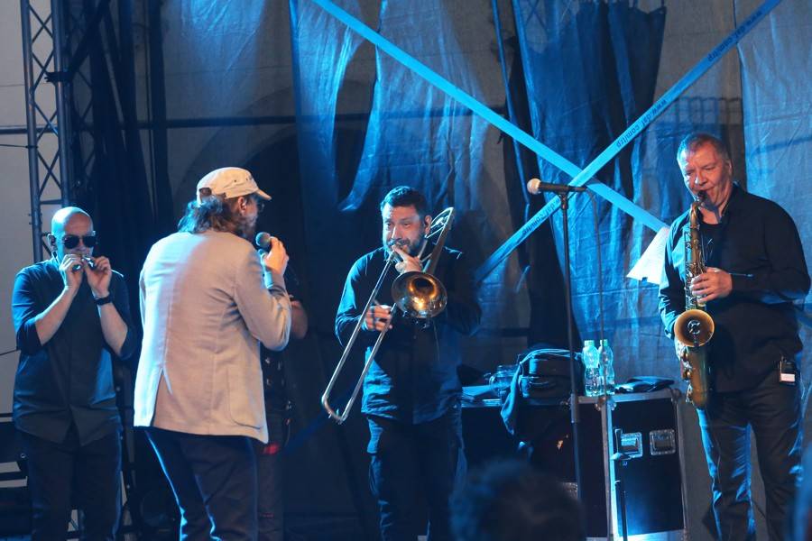 J.A.R. pobavili Brno. Adéla Elbel si koncert nadělila k narozeninám