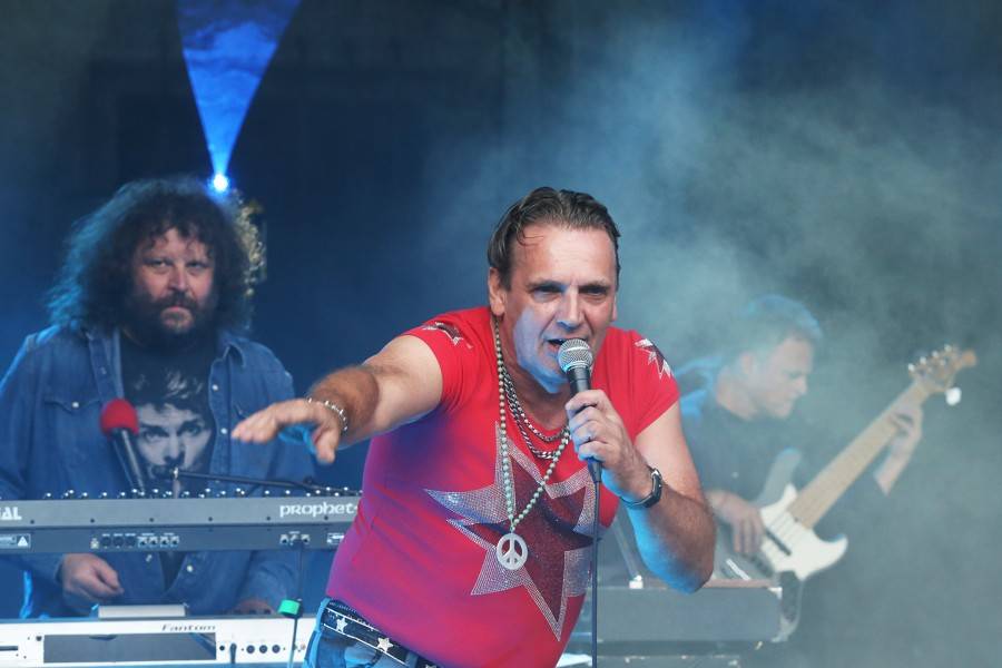 J.A.R. pobavili Brno. Adéla Elbel si koncert nadělila k narozeninám