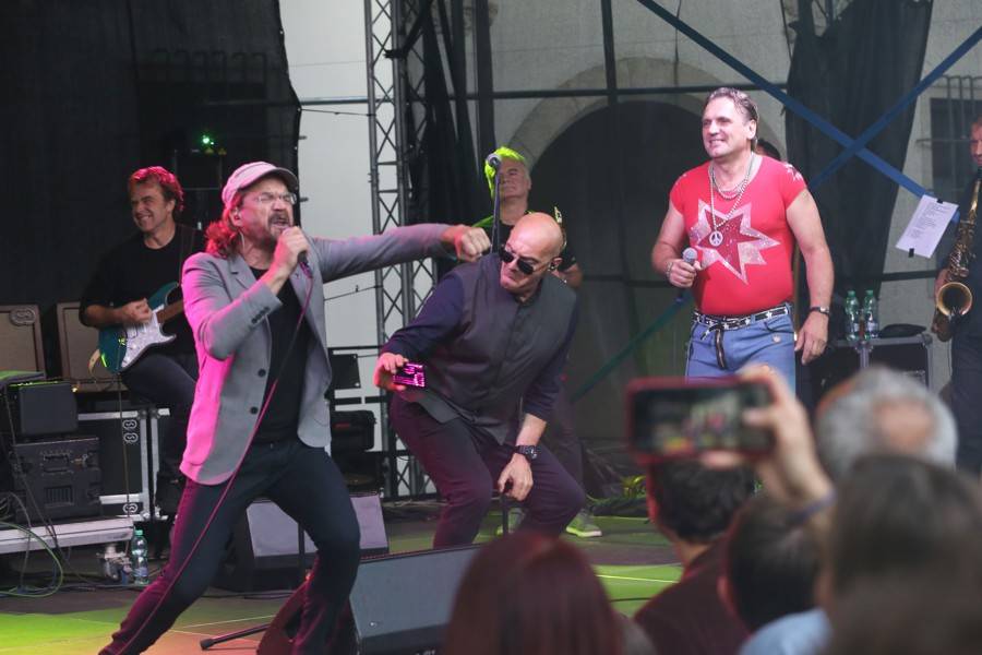 J.A.R. pobavili Brno. Adéla Elbel si koncert nadělila k narozeninám