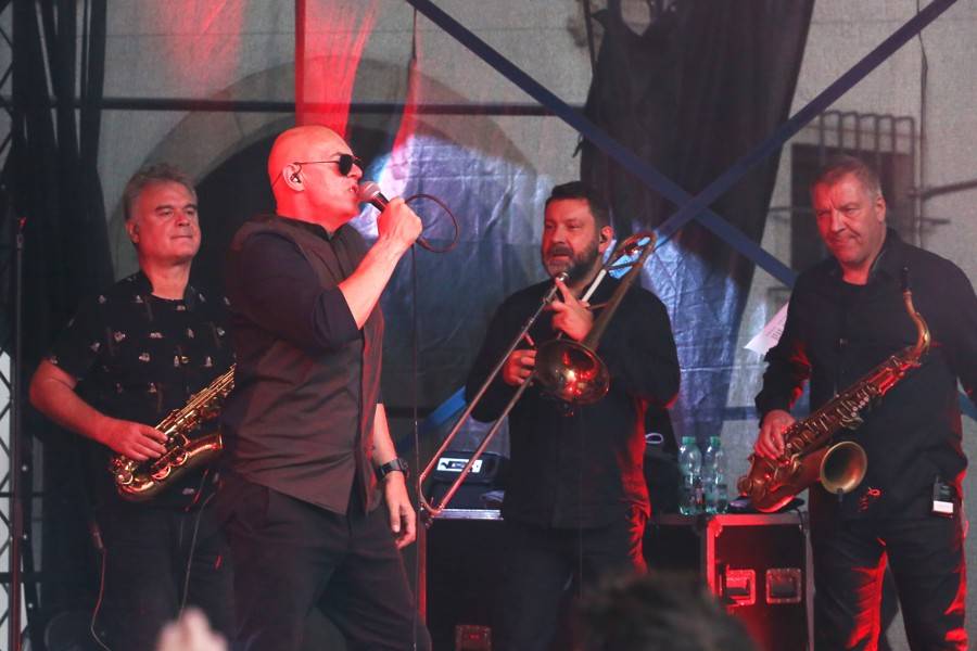 J.A.R. pobavili Brno. Adéla Elbel si koncert nadělila k narozeninám