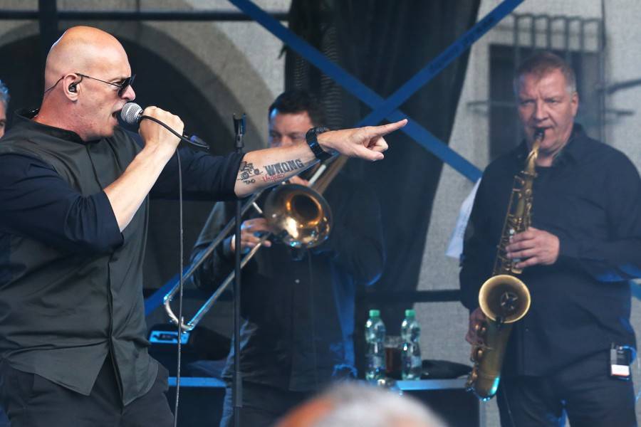 J.A.R. pobavili Brno. Adéla Elbel si koncert nadělila k narozeninám