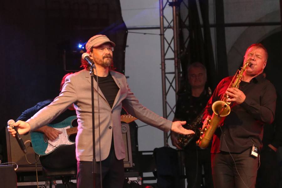 J.A.R. pobavili Brno. Adéla Elbel si koncert nadělila k narozeninám