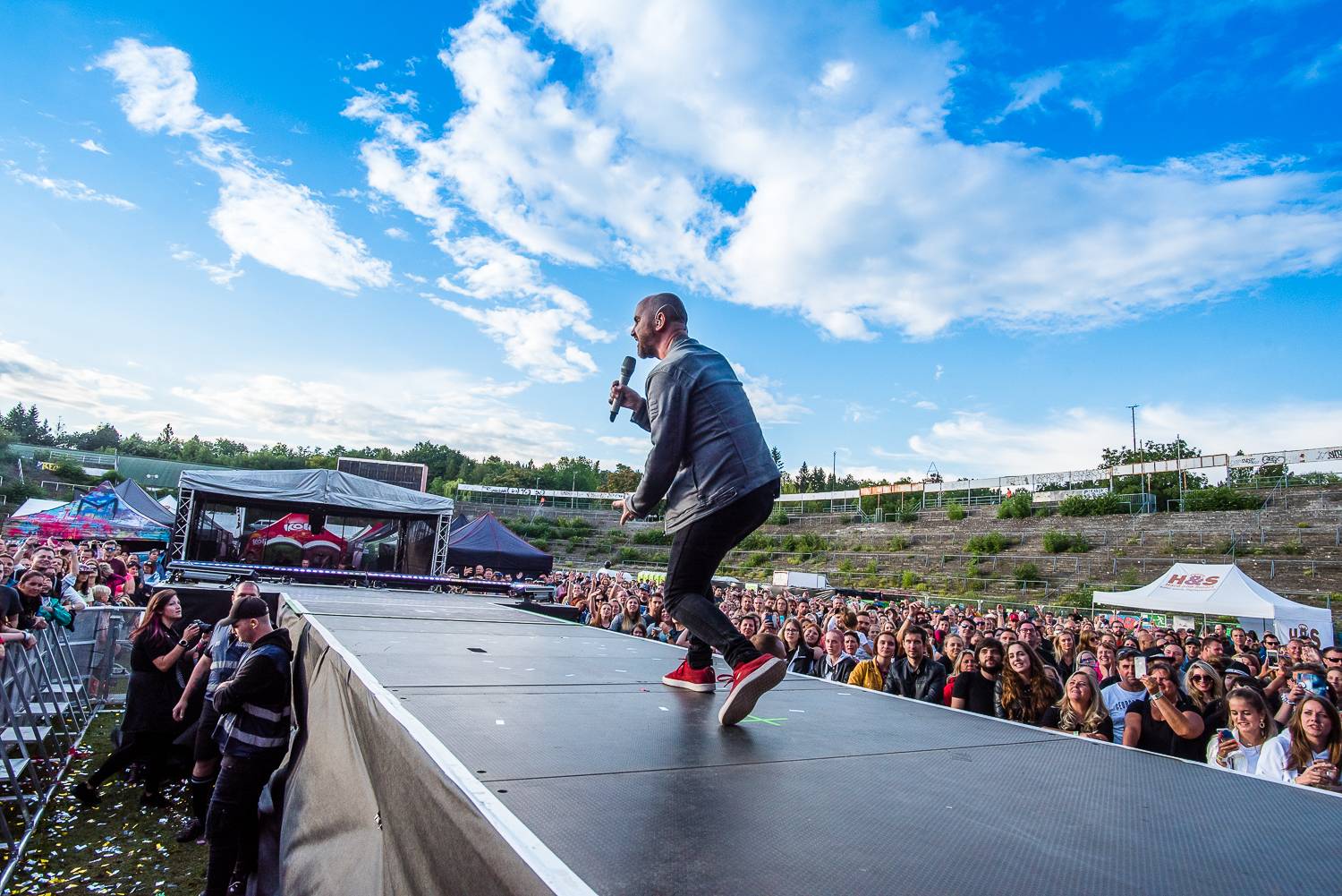 Letokruh začali psát Marek Ztracený, Richard Krajčo, No Name a Lake Malawi. Putovní festival začal