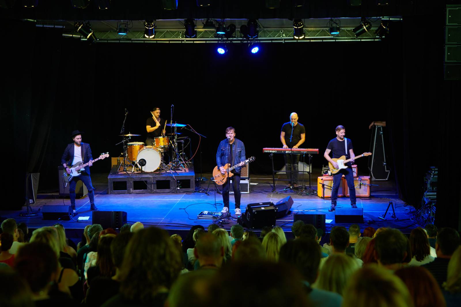 Michal Hrůza zazpíval pod Žižkovskou věží. Vyzkoušel si i volejbal