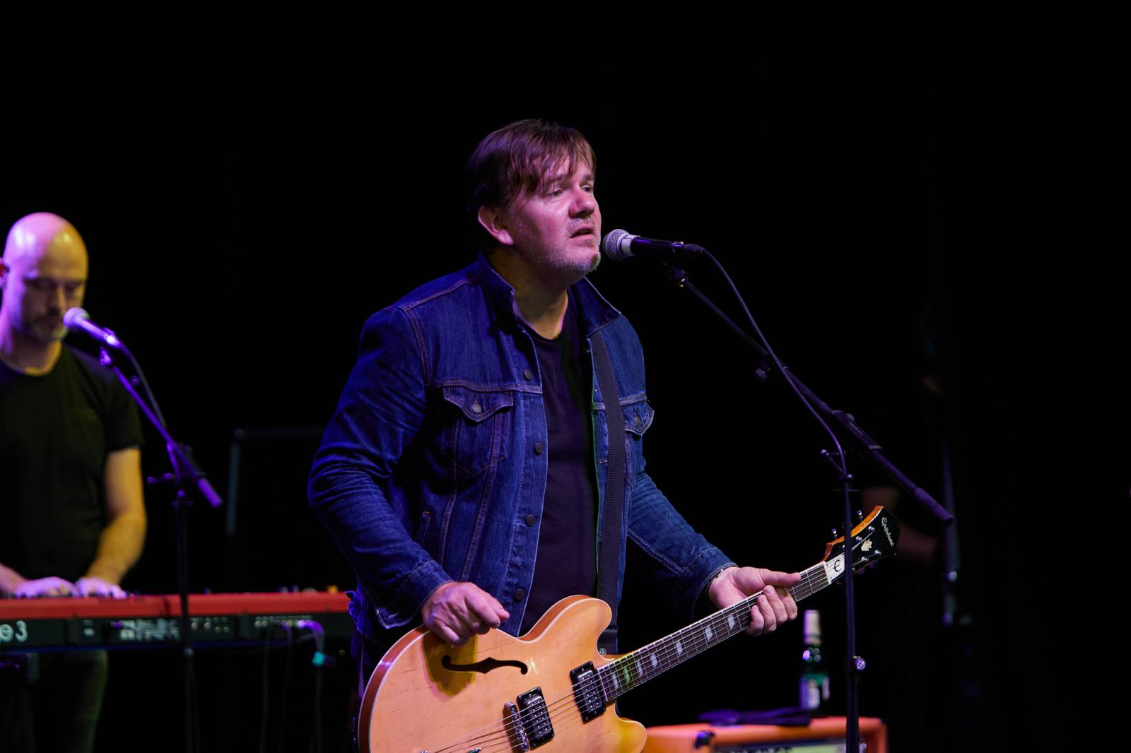 Michal Hrůza zazpíval pod Žižkovskou věží. Vyzkoušel si i volejbal